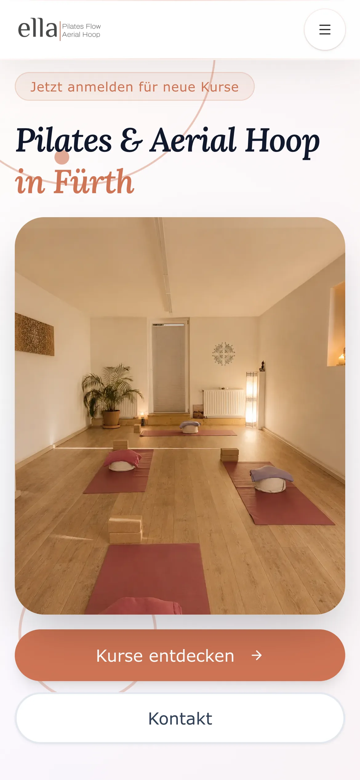 Website von Ella Pilates auf dem Smartphone